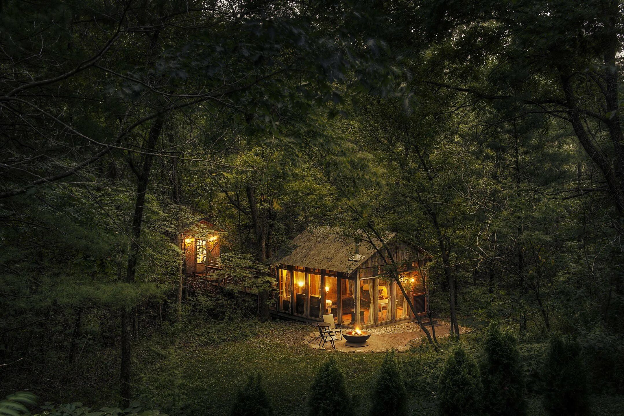 Домики вдали. Домик Форест Хаус. Хижина штата Мэн. Forest House Хижина в лесу. Друскининкай лес избушка.