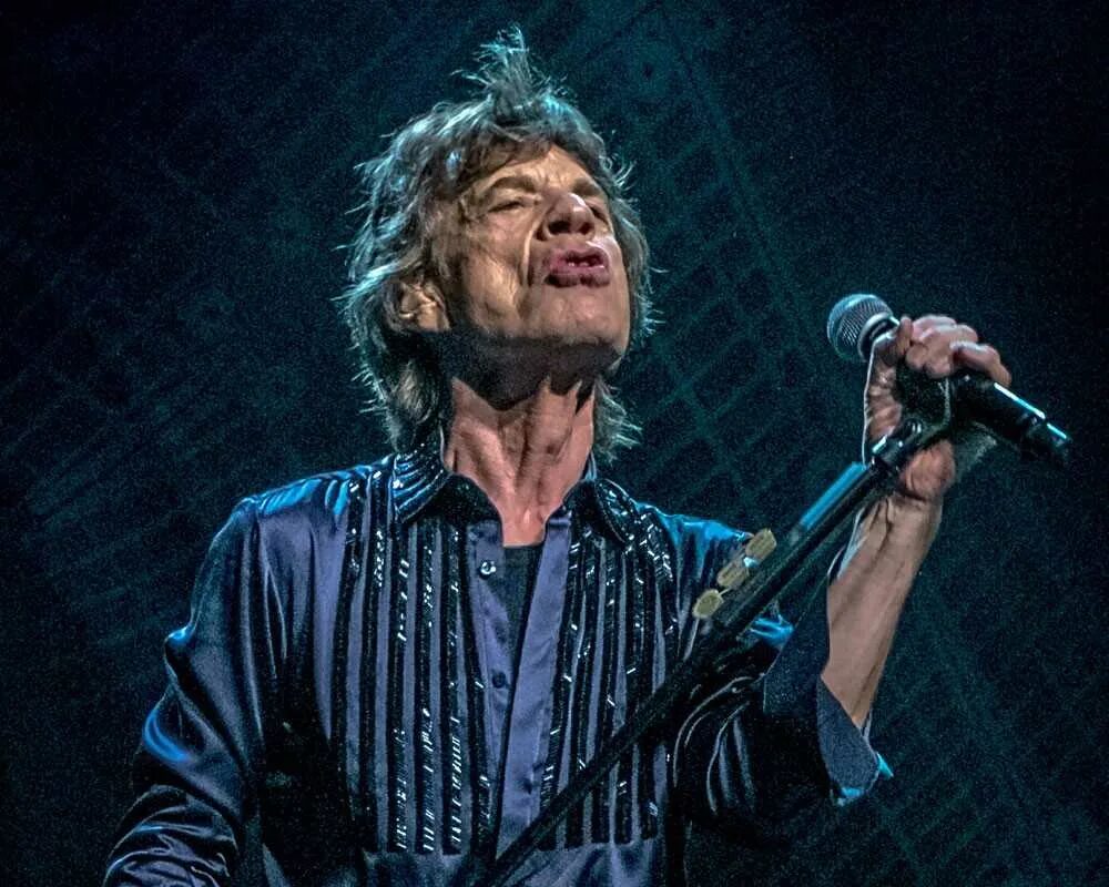 Поет хриплым голосом мужчина. Мик Джаггер 2022. Мик Джаггер гитаристы Великобритании. Mick Jagger Великобритания музыкант. Британский вокалист Мик Джаггер Лидер рок группу.