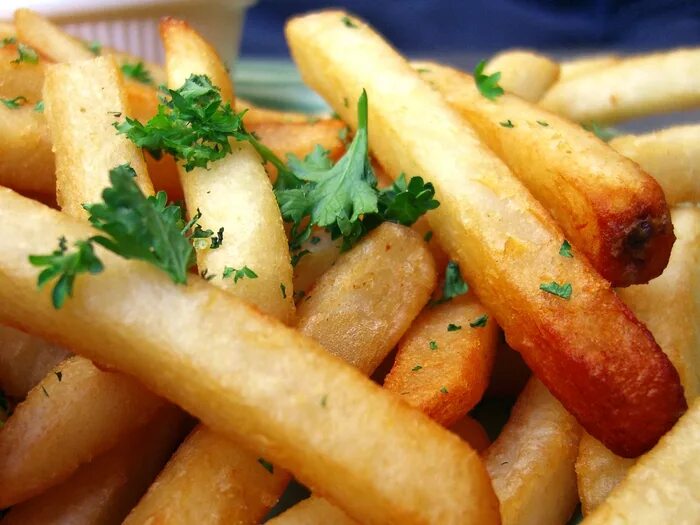 Можно ли жареную картошку в пост. Жареная картошка. Жаренная картошка или жареная картошка. Картофель для жарки. Закуска к жареной картошке.