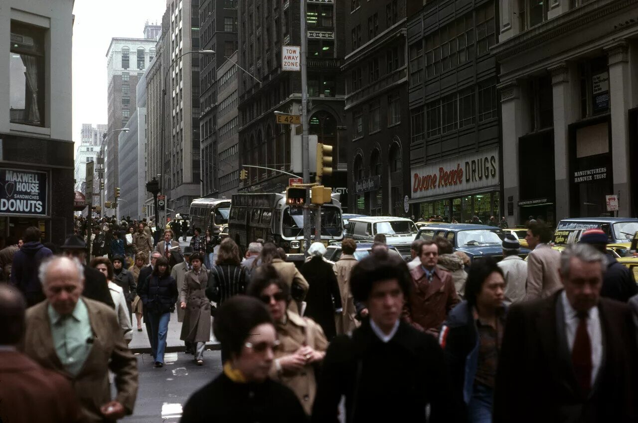 They live in new york. Нью Йорк 1979. Нью Йорк 1979 год. Людная улица Нью Йорка. Нью Йорк 1970 люди.