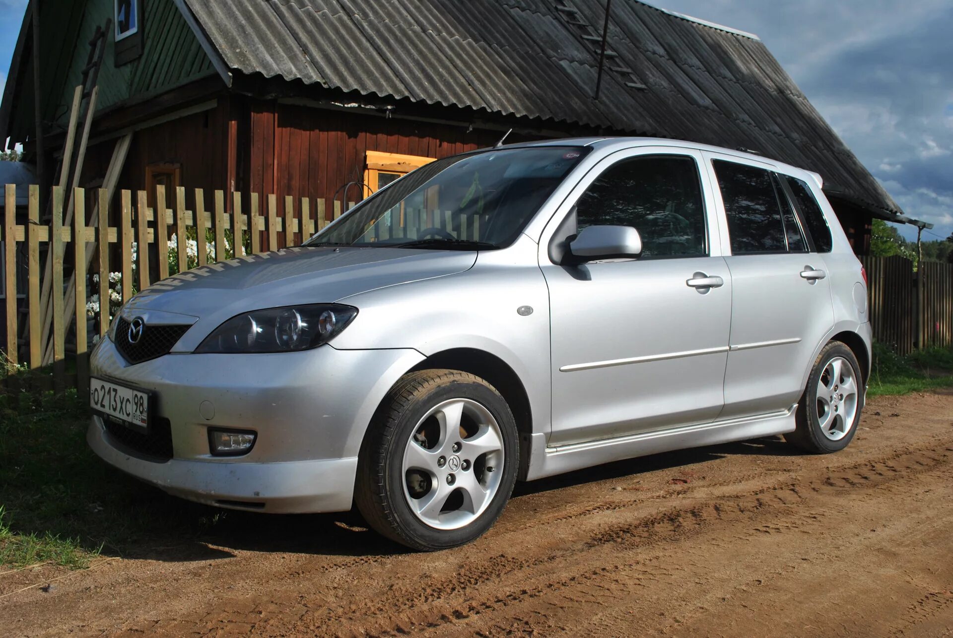 Купить демио владивосток. Мазда Демио 2003 год. Mazda Demio 2003 r16. Мазда Демио 2003 на 15 колесах. Диски Мазда Демио 2003.