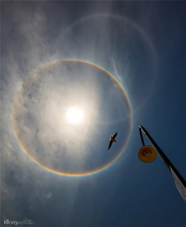 кольцо вокруг луны гало. солнечное гало радуга вокруг солнца. гало радуга вокруг солнца. эффект гало.