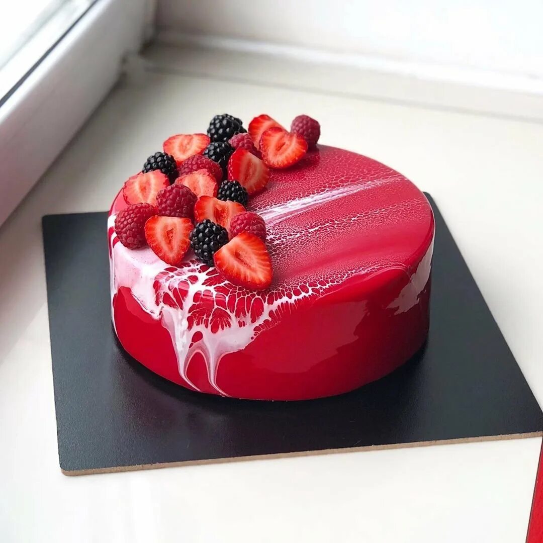 Муссовый торт велюровый. Муссовый торт красный бархат. Красный велюровый торт. Муссовый торт с зеркальной глазурью.