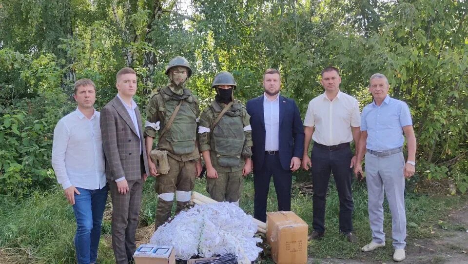 Возложение цветов к памятной табличке. Новости курска. Свежие новости в курской обл. Курские известия. Свежие новости в курской обл.