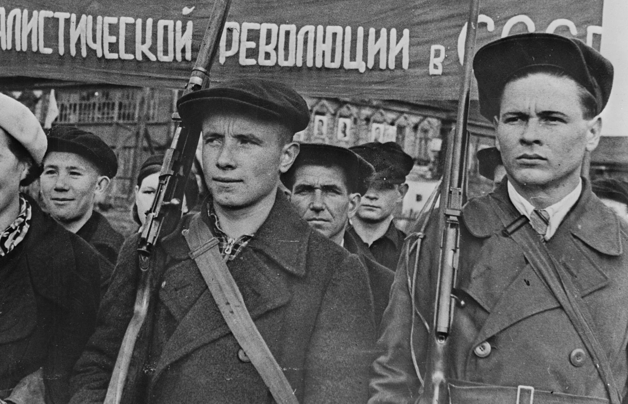 Советские про революцию. Russian Revolution 1917. Советские революционеры. Революционные рабочие 1917. Россия в 1917 году.