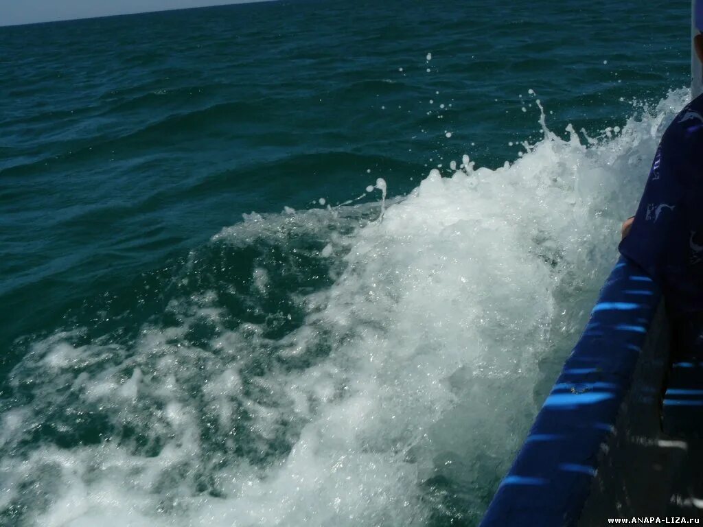 катер в океане. лодка рассекала волны. лодка рассекала волны. волны от катера. маленькие лодки в шторм.