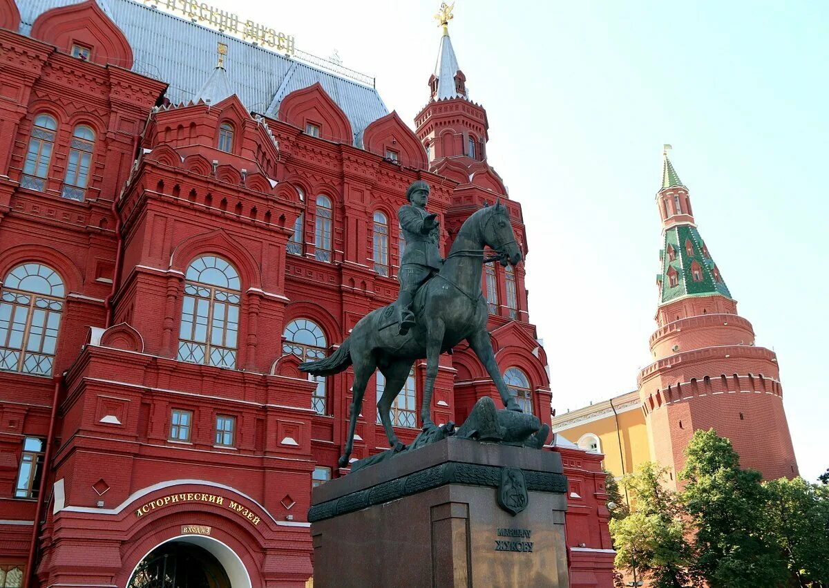 Памятник на манежной. Памятник маршалу жукову в москве. Памятник на манежной. Памятник маршалу жукову в москве на красной площади. Новый памятник маршалу жукову на манежной площади.