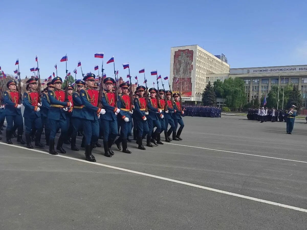 Парад на театральной площади Саратов. Саратов парад 9 мая 2021. Парад Победы в Саратове. Парад Саратов 2022. Видео парад 9