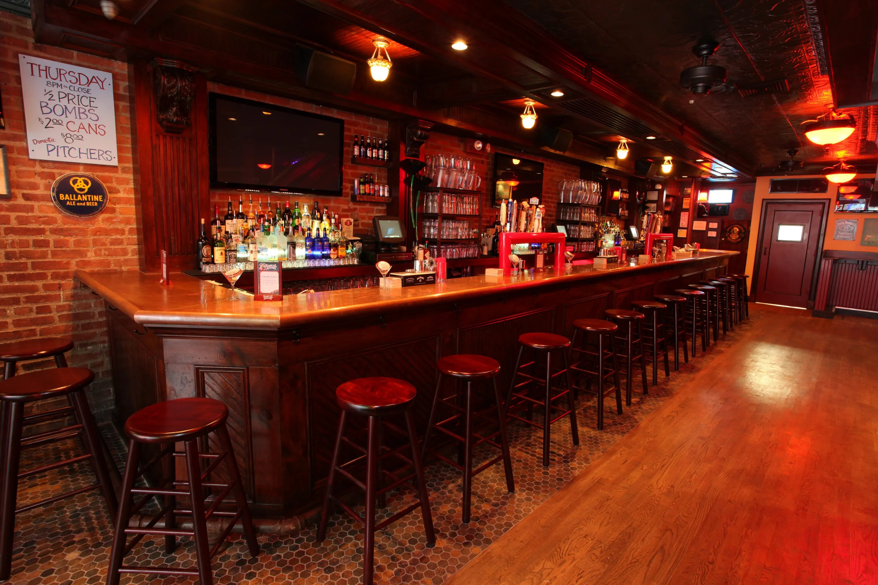 Village bar. Ресторан Салун Нью Йорк. Бар в Нью-Йорке. Ретро бар. Бары в стиле Нью Йорк.