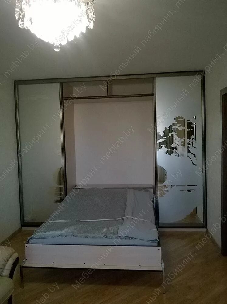Шкаф кровать с зеркалом. Зеркальный шкаф трансформер кровать. Кровать с зеркальными шкафами. Шкаф кровать с зеркальным фасадом. Шкаф-кровать трансформер с зеркалом.
