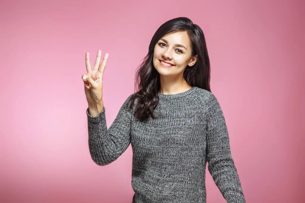 Человек показывает 3. Девушка с тремя пальцами. Девушка с вытянутой рукой. Девушка жесты. Девушка показывает три пальца.