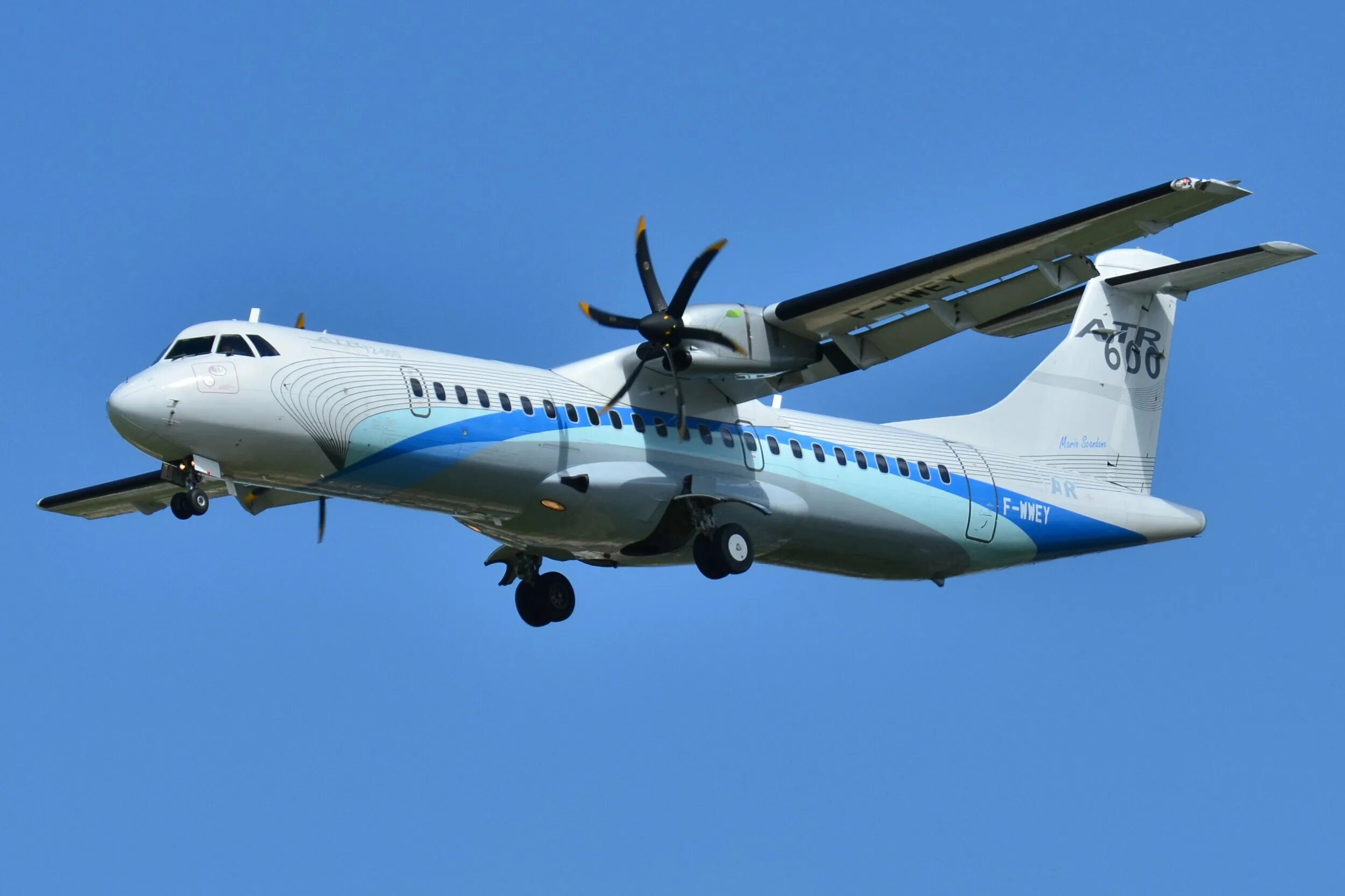Турбовинтовой самолет пассажирский. АТР 72-600. ATR 72-500 самолет. ATR 72-600 самолет. ATR ATR 72 самолет.