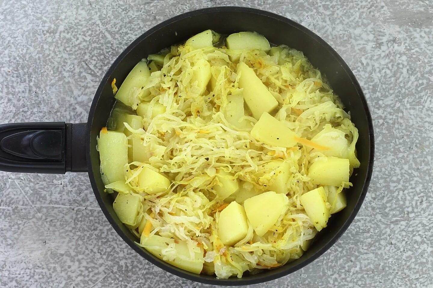 Как приготовить картошку с квашеной капустой. Жареная картошка с квашеной капустой на сковороде.