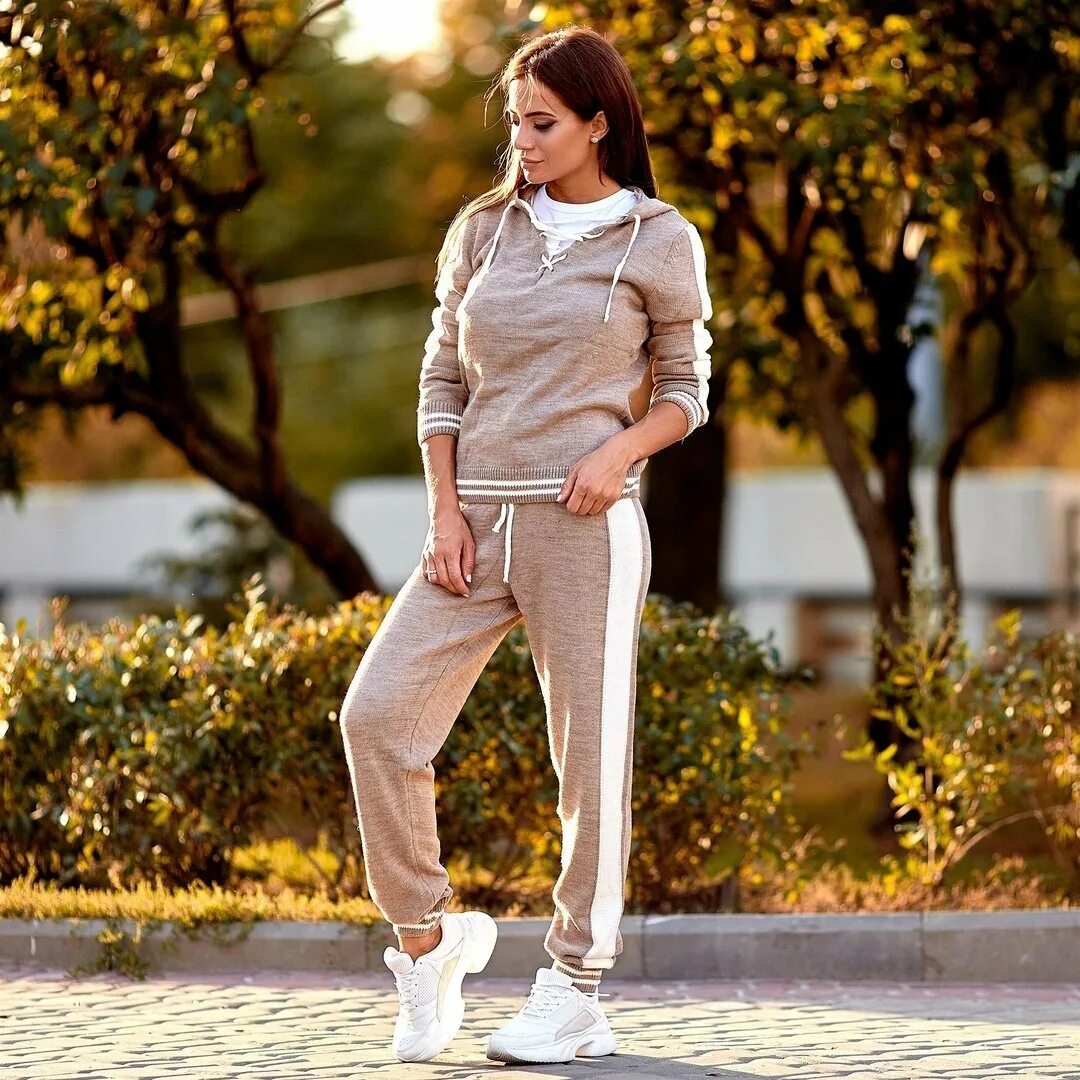 Костюм под спортивный. Спортивный костюм. спортивный костюм женский. костюм спорт шик. стильный спортивный образ.