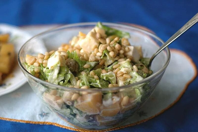 Салат с курицей и кедровыми. Салат Айсберг кедровые орешки. Салат с кедровыми орешками. Салат с кедровыми орехами. Салат с кедровым орехом.