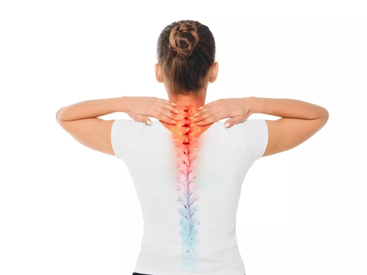 Боль в спине пульсирует. Здоровый позвоночник. Здоровая спина. Позвоночник на белом фоне. Женская спина.
