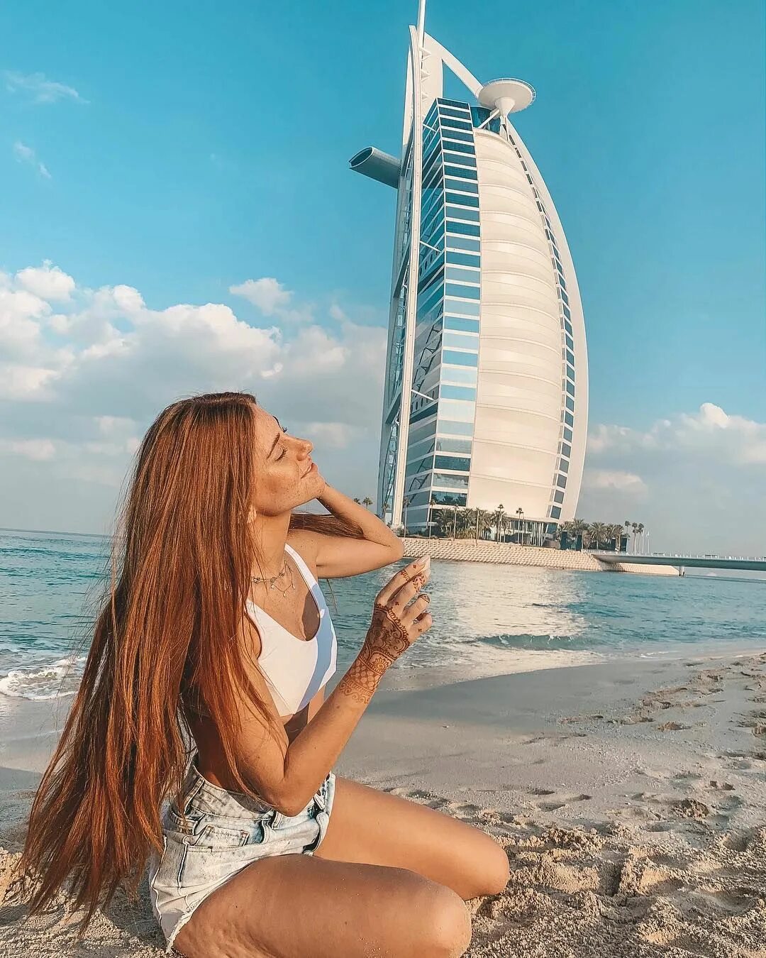 Мама я в дубае. Дубай девушки на пляже. Девочки в Дубае. ОАЭ роскошь. Позы для фотосессии в Дубае.