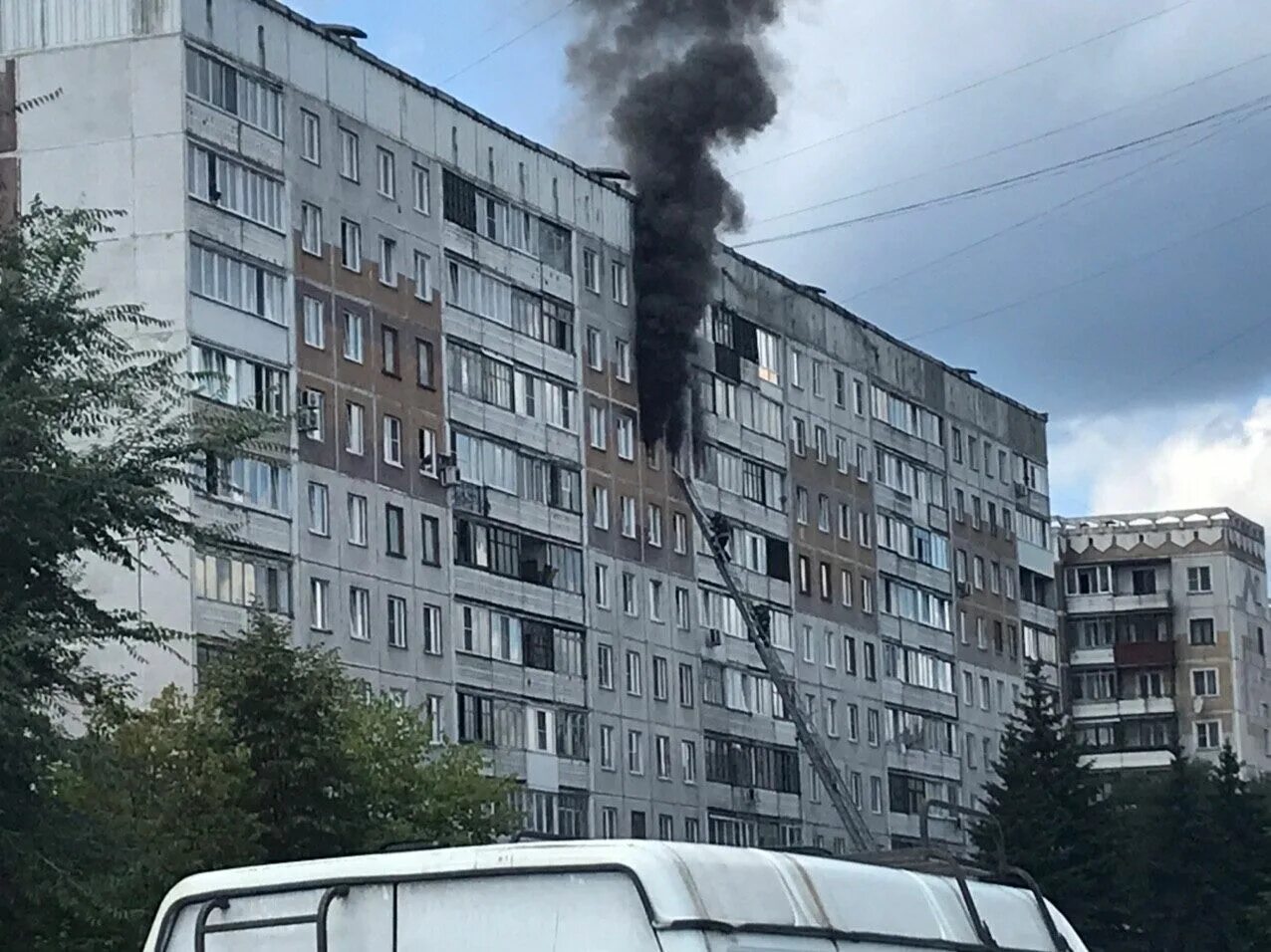 Что случилось в дом 4. Горящий многоэтажный дом. Пожар в многоэтажке. Пожар в многоэтажном доме. Пожар многоэтажки.