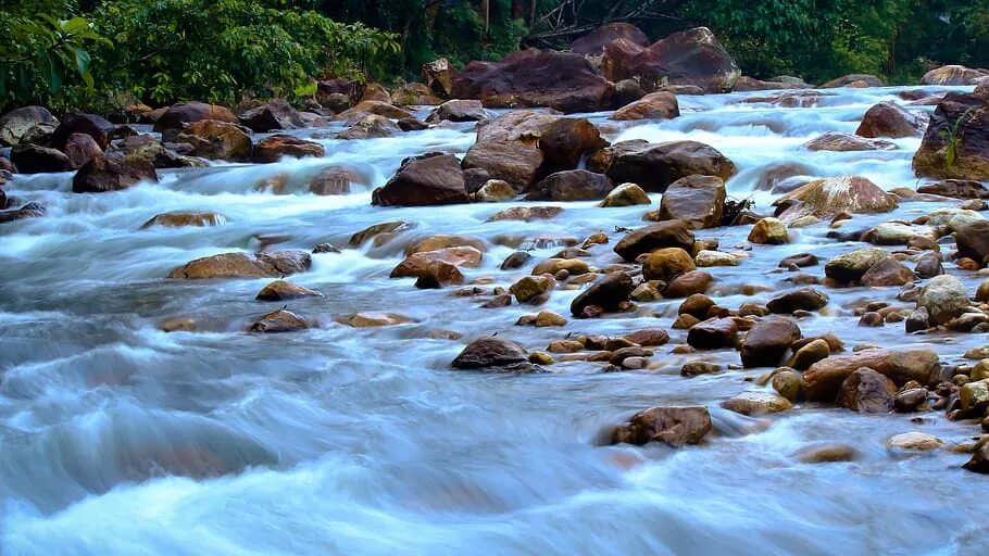 Искусственно созданная река. Горная река. горная вода ручей. горная речка с камнями. стремительная горная река.