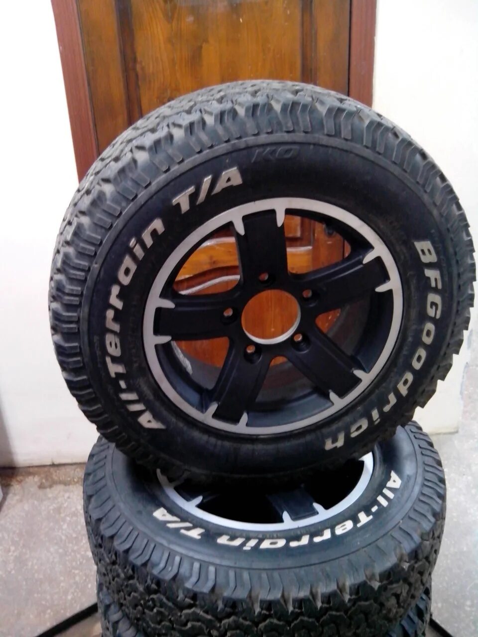 Купить резину на ниву всесезонную 16. 215/75r15 BFGOODRICH Нива. Гудрич 215 75 15 АТ. 215/75 R15 на ниву Шевроле. Резина на Шевроле Нива r16 всесезонные.