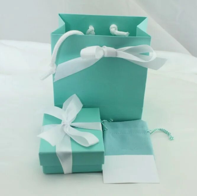 Коробочка тиффани оригинал. Упаковка тиффани оригинал. Коробочка от тиффани. Коробочка тиффани. Коробочка тиффани.