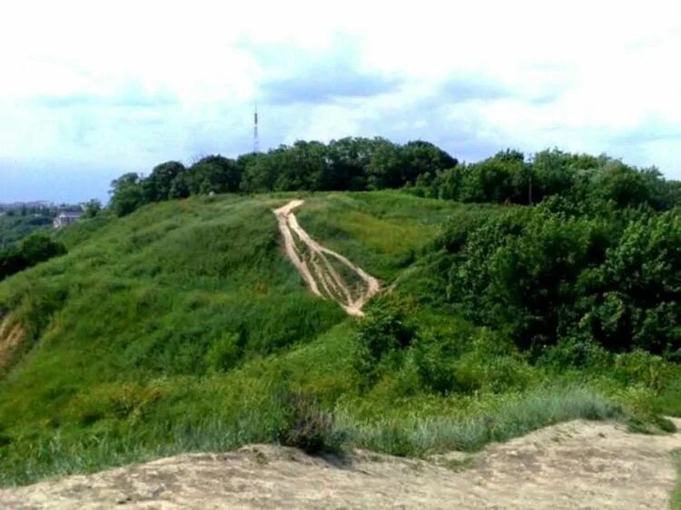 Лысая гора киев девич гора. Где находится лысая гора. Лысая гора в киеве на карте города. Ведьмина гора киев. Лысогорский форт в киеве.