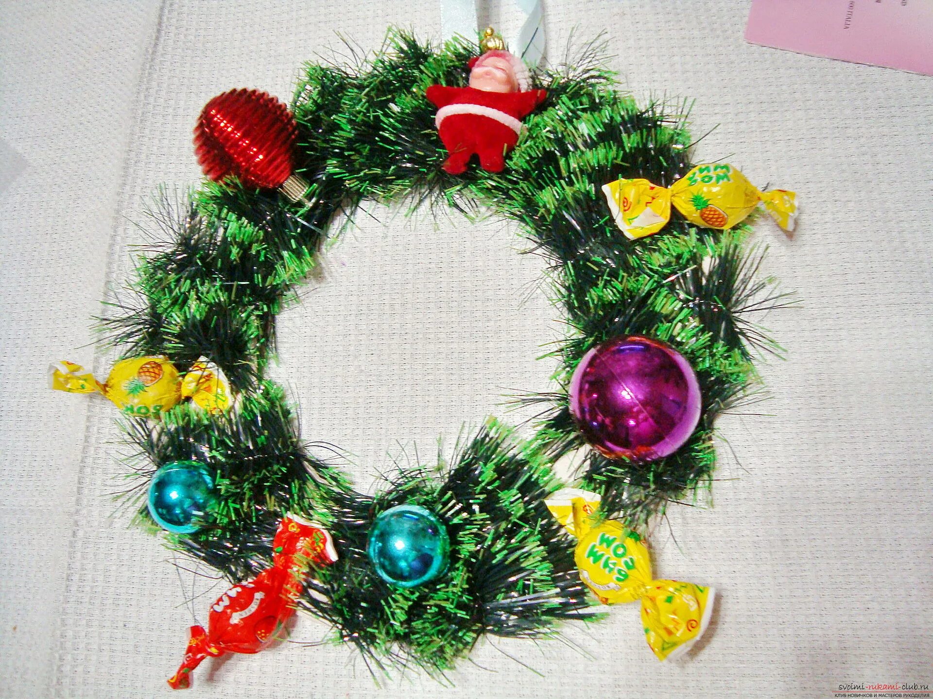 новогодний венок в детский сад. венок в детский сад на новый год. новогодний венок в детский сад. новогодний венок из мишуры. венок в детский сад на новый год.