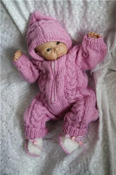 Вязаная одежда для пупсов. Вязание на пупсов антонио хуан. Вязаная одежда для реборнов. Одежка для реборн вязаная. Вязаная одежда для пупсов.