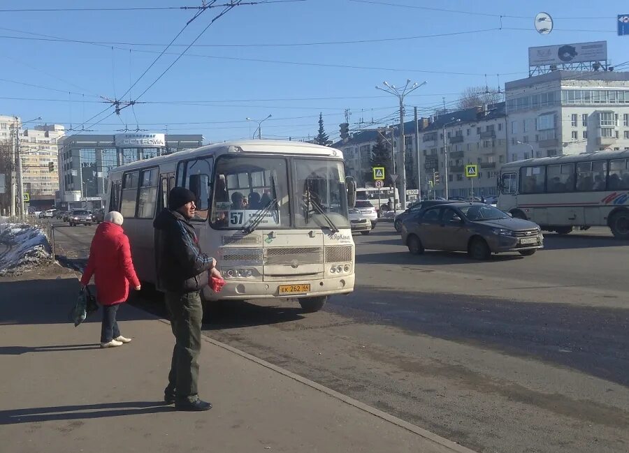 Автобус в 4 утра. Вчера ждать автобуса. В 4 автобусе в Костроме скандалят. Новости Кострома.