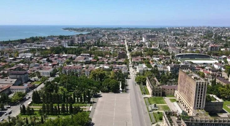 Камеры реального времени сухум. Фонтан в сухуме на площади багапш. Площадь багапша сухум. Сухум 2022. Векамера абхазия сухум набережная.