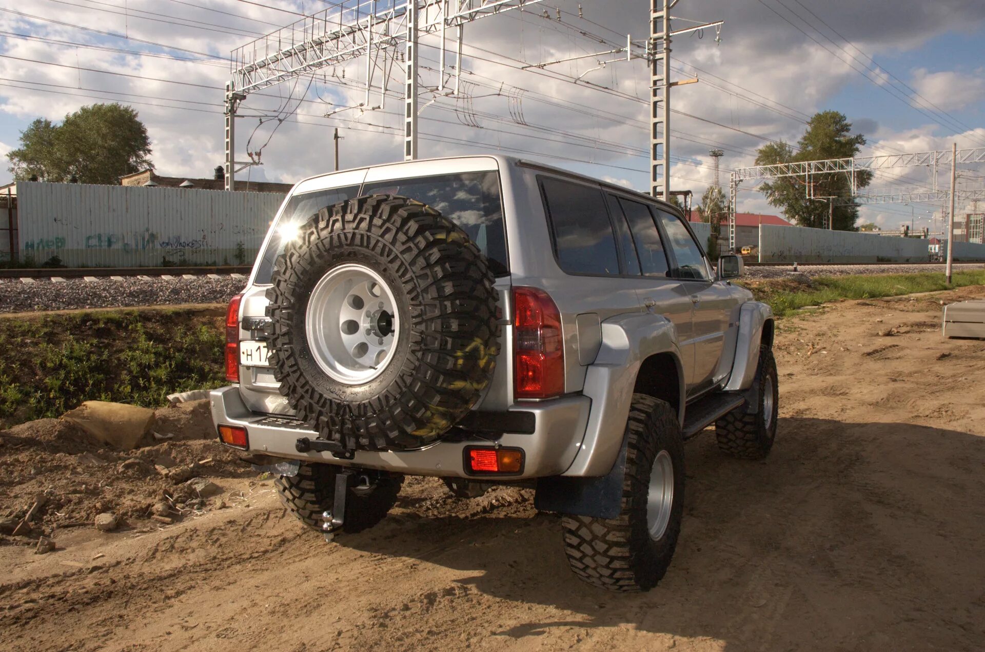 Патрол шины. Ниссан Патрол y61. Patrol y61 33 колеса. Колеса на Ниссан Патрол y61. Nissan Patrol y61 Trepador 38.5.