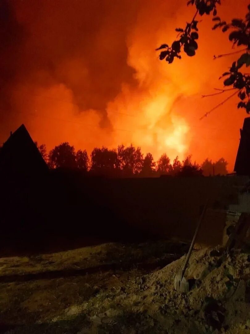 Пожар. Пожар в лесу. Пожар деревне рядом с лесом. Горящий лес. Песня закат сгорел