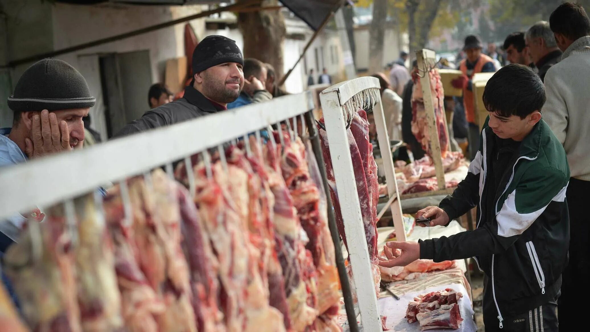 Переехали в таджикистан. Таджикистан рынок. Мясо на рынке Таджикистан. Продовольственный рынок Душанбе. Душанбе рынок.