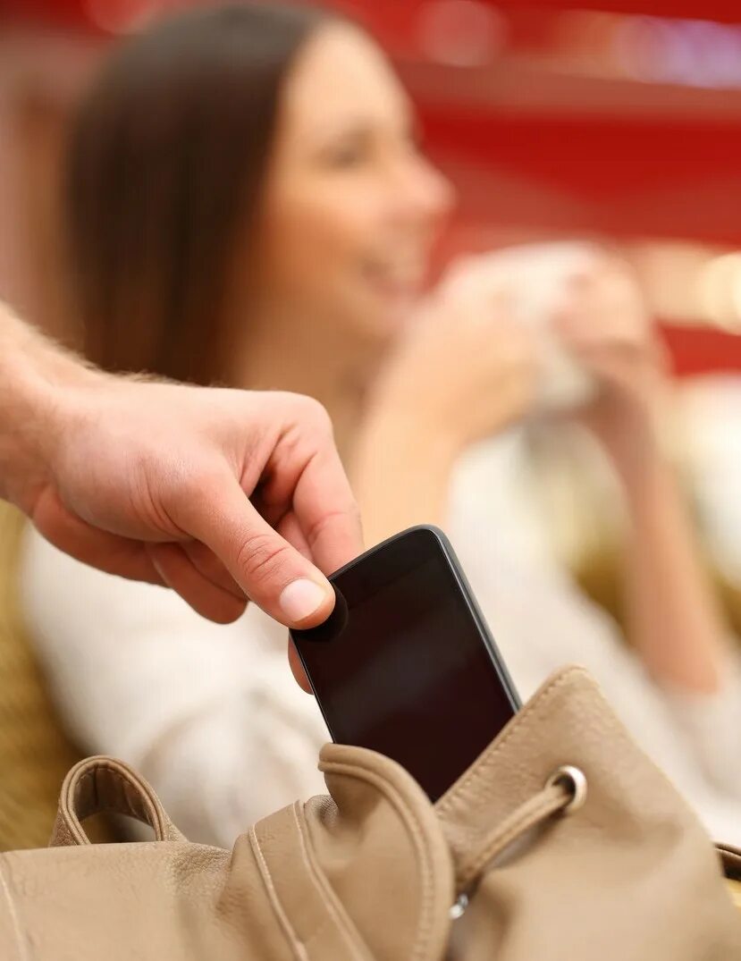 Девушка с мобильным телефоном. Мобильник в руке девушки. Достать телефон девушек. Красивая девушка с телефоном в руках. Женщина с телефоном.