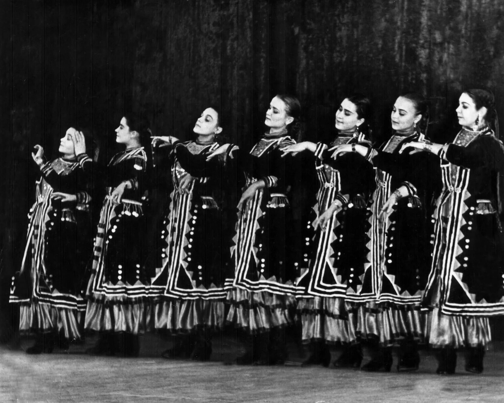 Русские народные танцы названия. Танец история народа. Танец история народа. Танец история народа. Народные танцы характеристика.