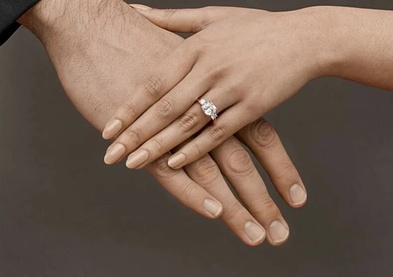 На каком пальце носят помолвочное кольцо. Кольцо меган фокс. meghan markle ring. помолвочное кольцо меган фокс. кольцо помолвка меган фокс.