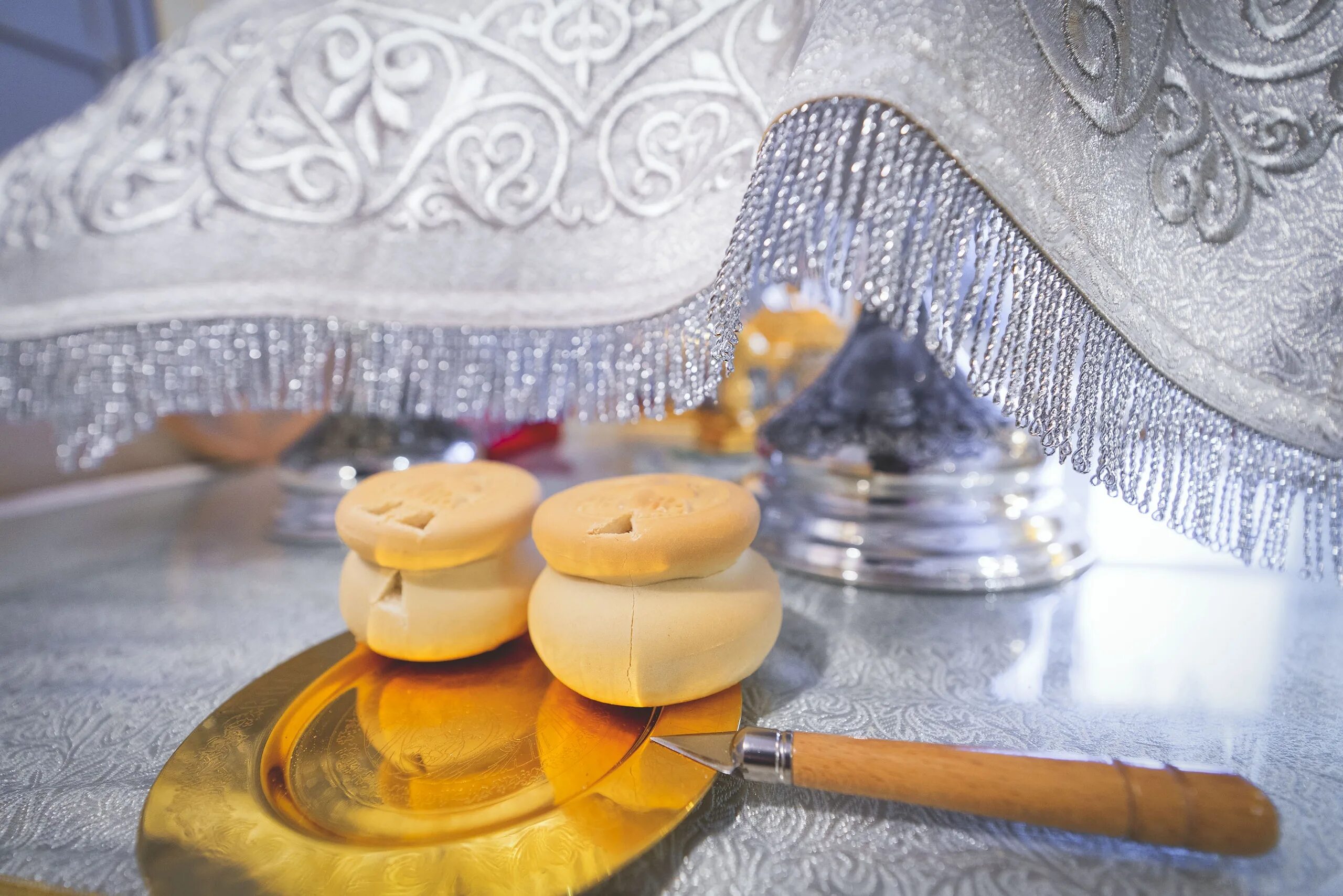 Хлебец для причастия 8. Holy communion. Хлебопреломление хлеб и чаша. Причастие хлебопреломление. Просфора артос антидор.
