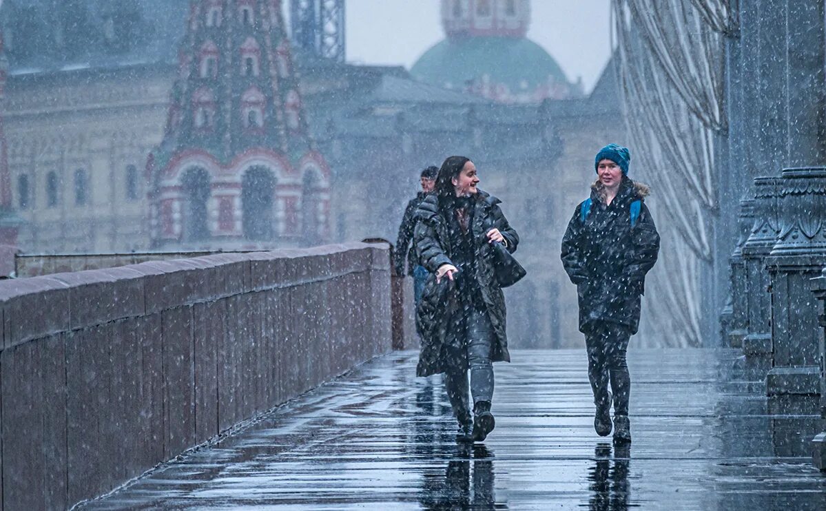 Погода москва синоптик россия. Мокрый снег с дождем. Дождь в Москве сейчас. Дождь мокрый снег ветер. Дождливый день в Москве в 12 декабре.