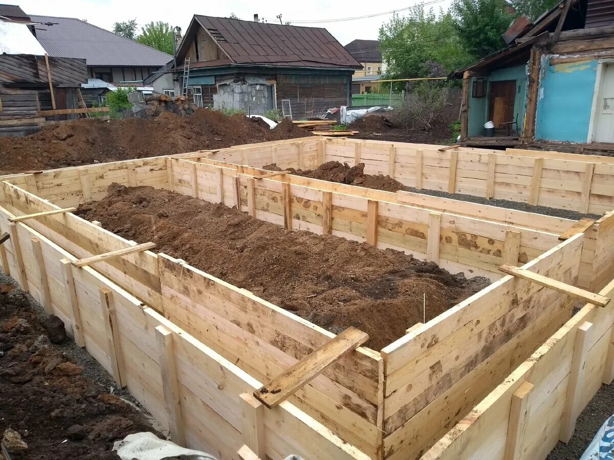 Залить фундамент под. Фундамент под дом. заливка фундамента под дом. ленточный фундамент под дом. опалубка под фундамент.