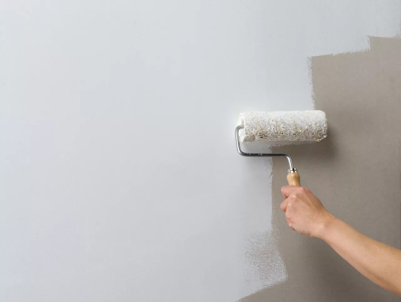 Окраска бетонных поверхностей. Грунтовка для стен. Покраска стен. Валик для грунтовки. Покрашенная штукатурка.