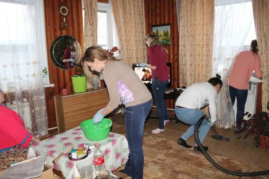 Ученики пришли в гости. Дом волонтера. Дети помогают пожилым людям. Уборка у пожилых. Волонтеры помогают пожилым.