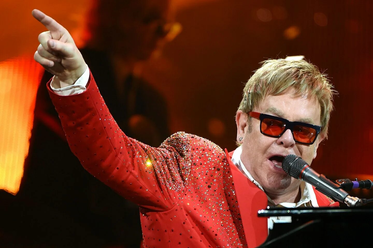 Elton john rock. Удивлённый Элтон Джон. Элтон Джон фото. Элтон Джон лысый. Элтон Джон язык.