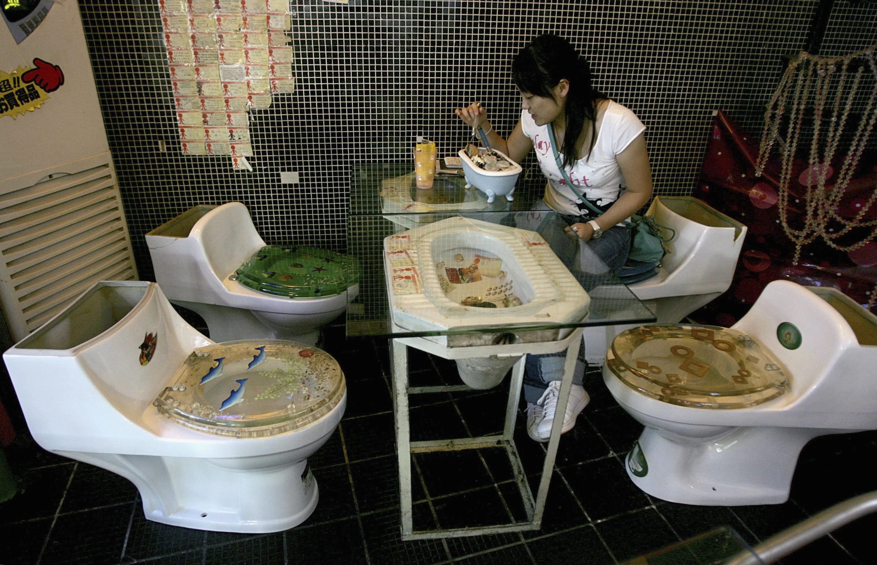 Можно взрослый туалет. Ресторан «modern toilet», тайбэй. туалет в ресторане. ресторан с унитазами в китае. кафе в японии с унитазами.