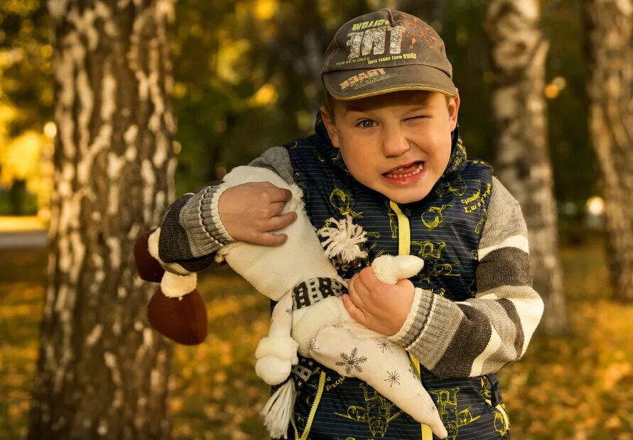 Фото смешного пацана. Смешной мальчик. Смешные дети. Мальчик фотосессия веселый. Смешные фото детей.