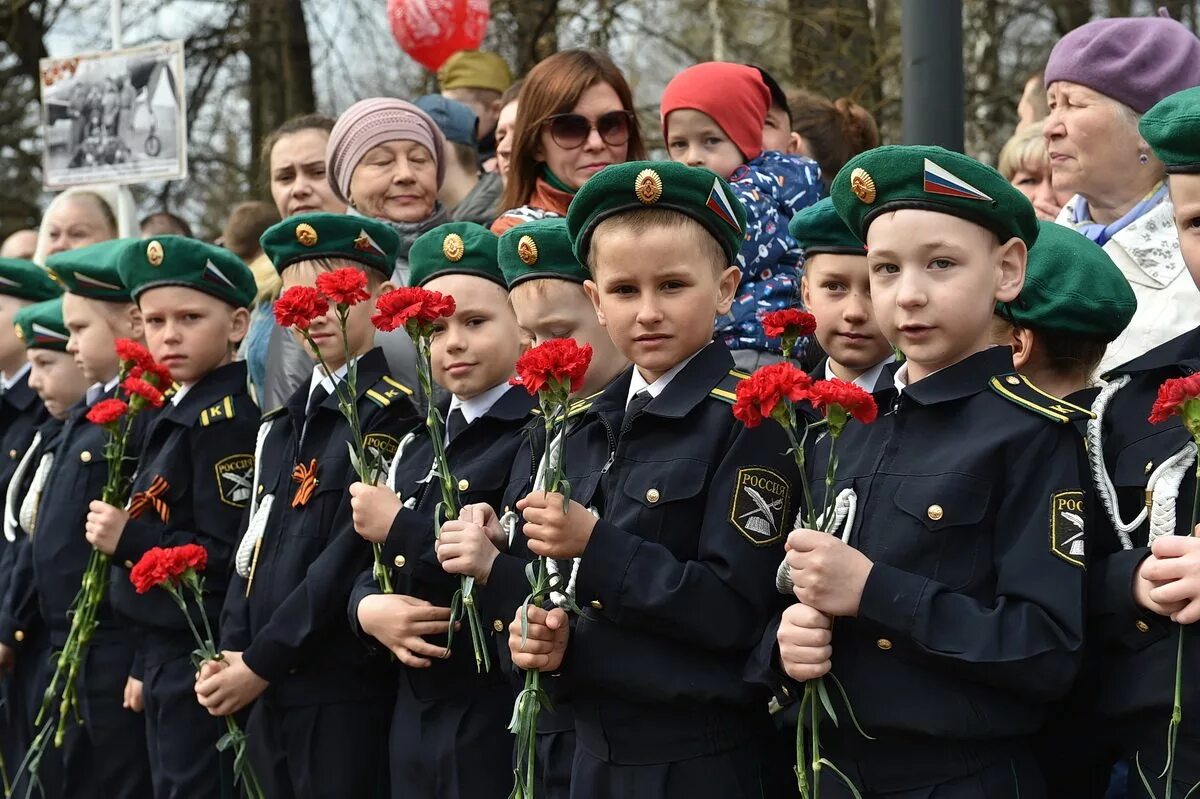 Май день ижевск. 9 Мая Ижевск. Ижевск 9 мая возложение цветов 9 мая. День Победы для детей. Дети на параде 9 мая.