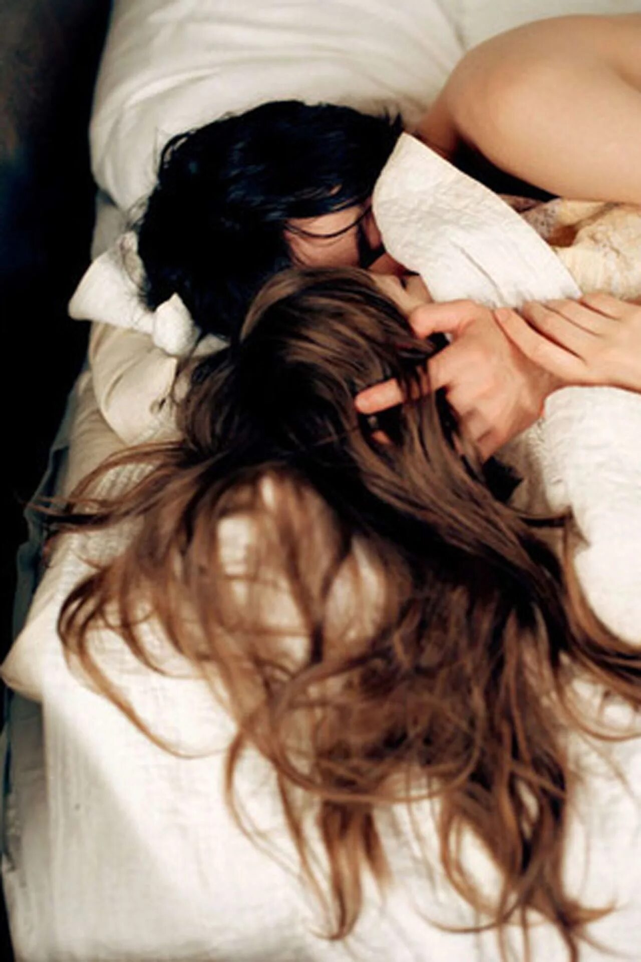 Девушка трогает спящего парня. Объятия двух девушек. Поцелуи в кровати. Брюнет и брюнетка. Две девушки обнимаются.