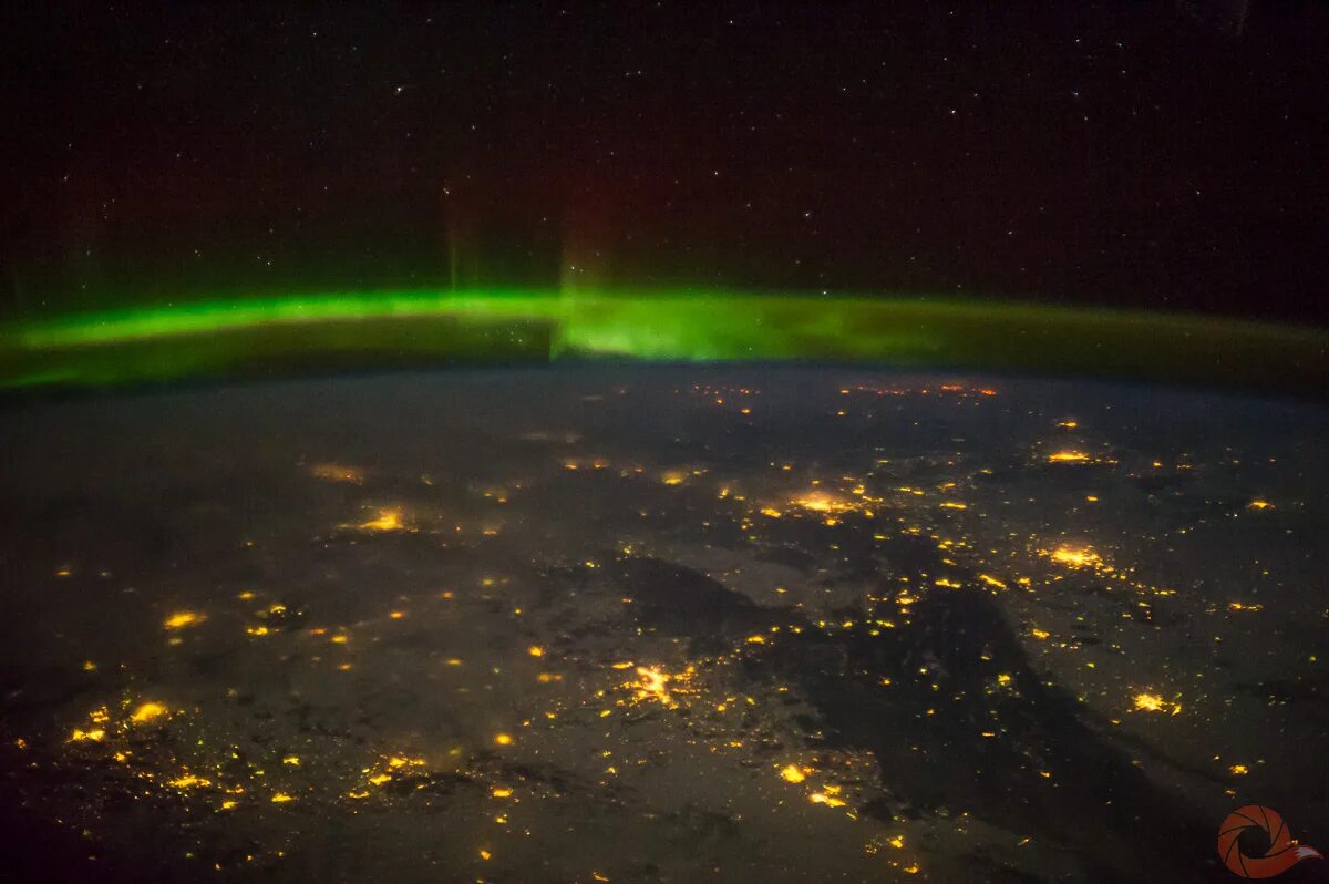 полярные сияния наблюдаются в стратосфере. северное сияние с мкс. полярные сияния наблюдаются в стратосфере. северное сияние вид из космоса. ионосфера земли это плазма.