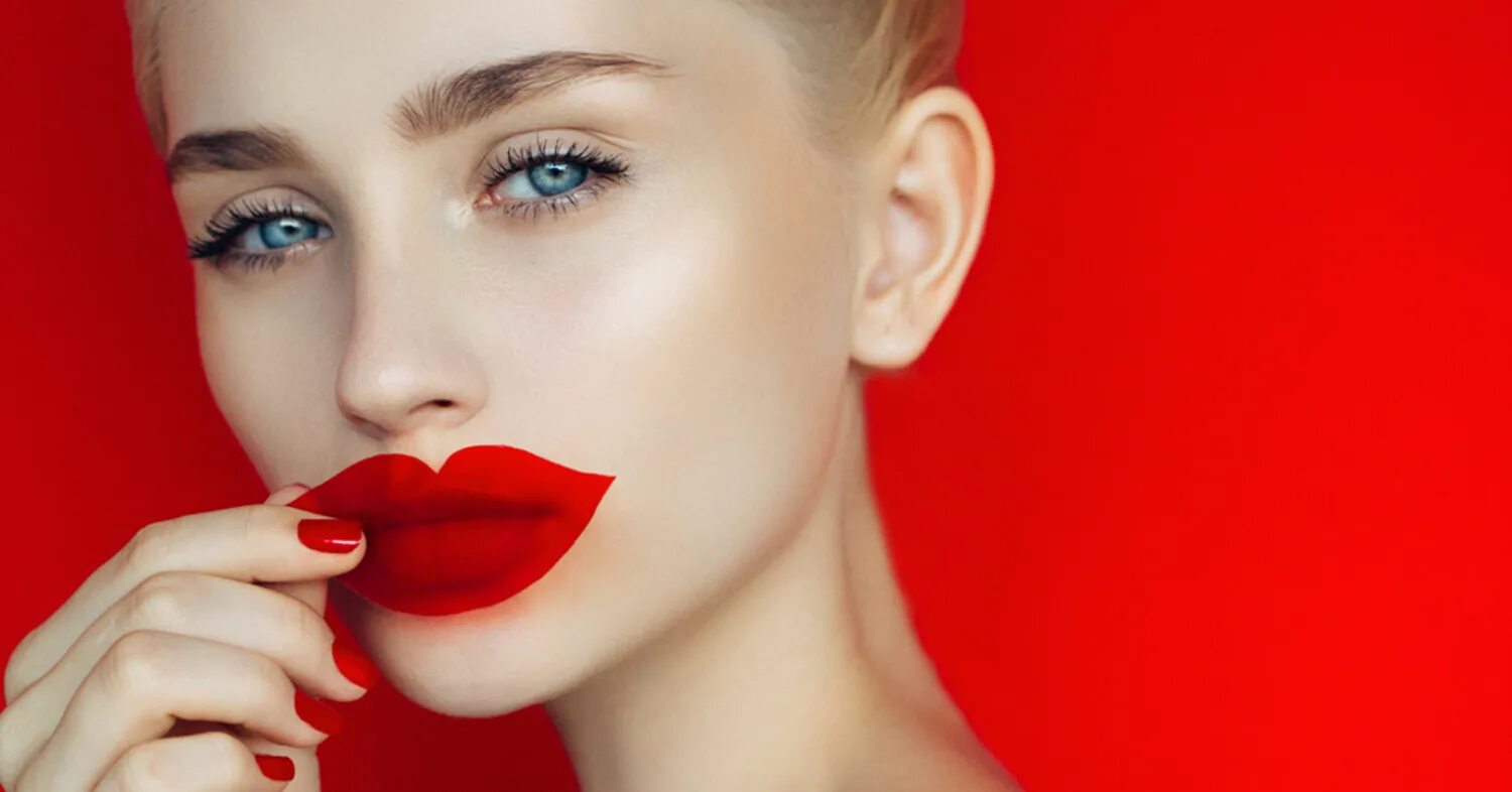 Накрашенные губы. Макияж с красными губами. Джиджи хадид с красной помадой. Макияж с красными губами. Девушка с яркой помадой.