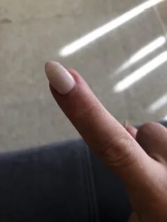 Белое пятно на указательном ногте