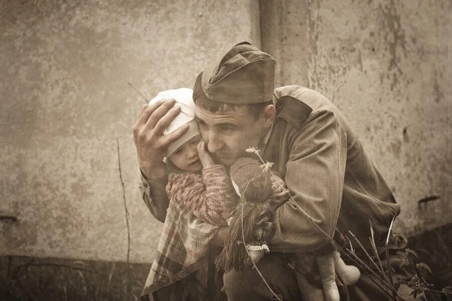 Русский отец и девочка. Солдат с ребенком. Военный фотограф. Трогательные военные. Советский солдат с ребенком.